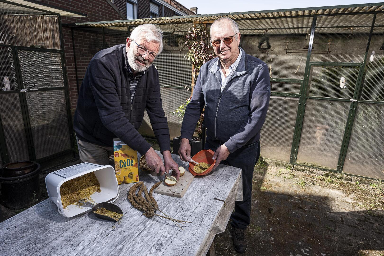 voorzitters-vogelverenigingen-uit-weert-jaap-en-john-genieten-iedere